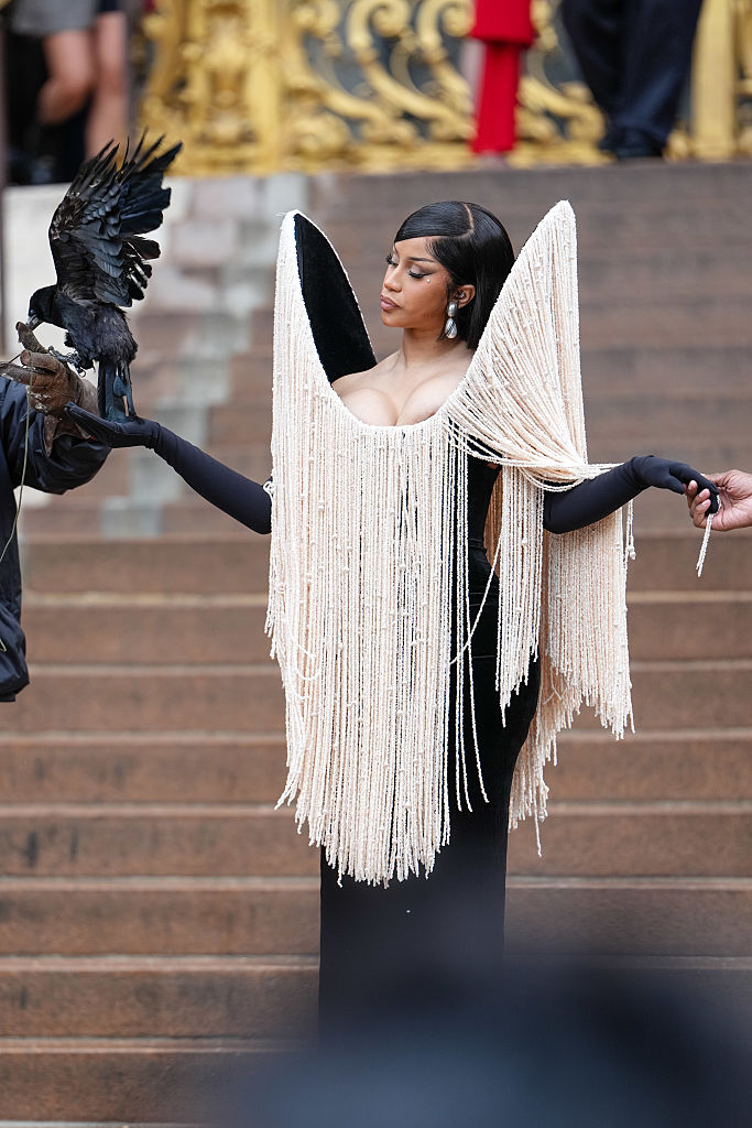 Cardi B: corvo vivo na Semana de Moda de Paris