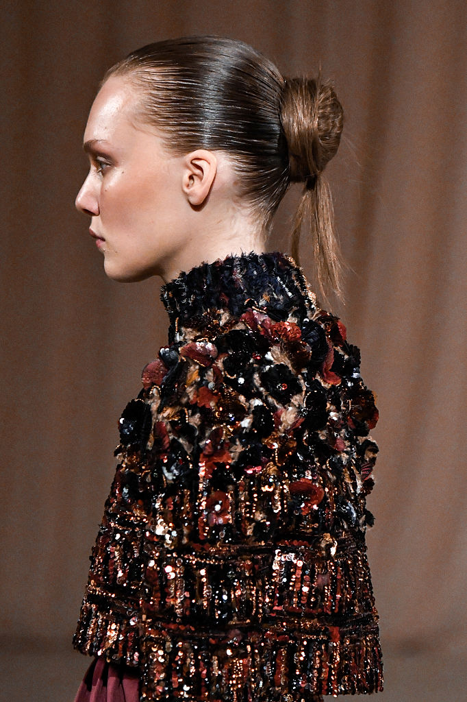 Chanel outono inverno 2025-2026: coque constru&iacute;do, mas efeito messy