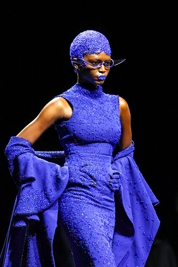 Robert Wun outono inverno 2025-2025: aplica&ccedil;&atilde;o de cristais para futurismo