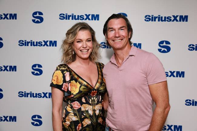 Celebrities Visit SiriusXM – July 16, 2025 Rebecca Romijn e Jerry O’Connell
