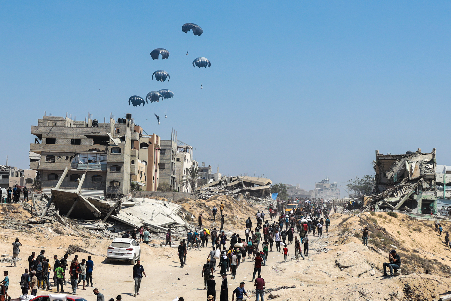PALIATIVO -&ensp;Suprimentos lan&ccedil;ados no territ&oacute;rio de Gaza: a via a&eacute;rea come&ccedil;ou a ser adotada em meio &agrave; escalada da crise