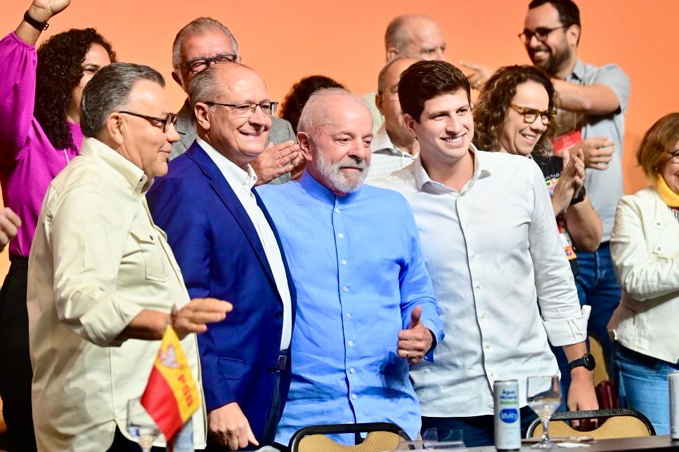 O presidente Lula, com João Campos e o vice-presidente Geraldo Alckmin, em congresso do PSB