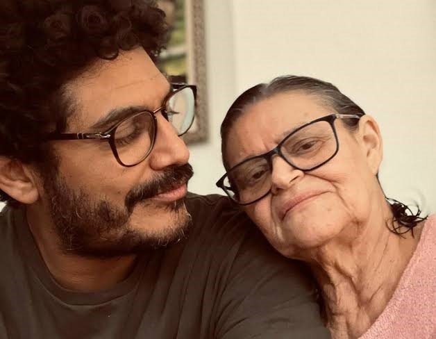Mãe de Criolo sobre ir à escola aos 40 anos, com filho: ‘fizemos um pacto’