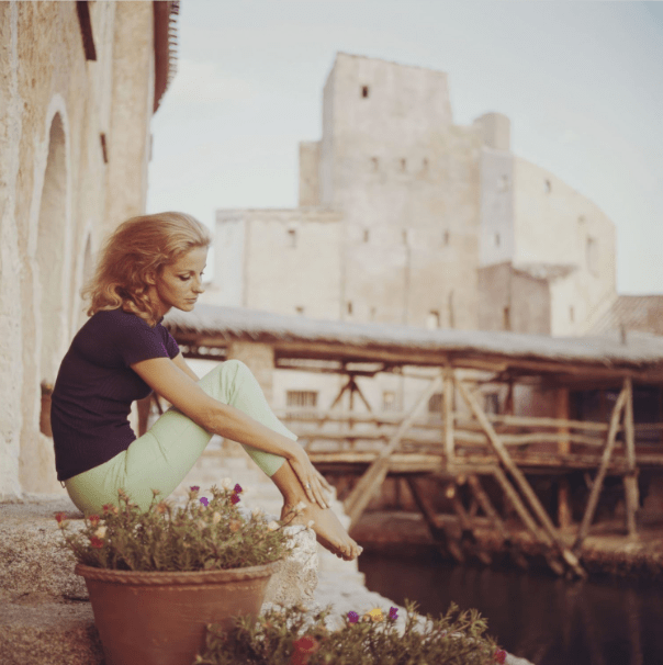 Slim Aarons (1916-2006), Dolores Guinness no Hotel Cala di Volpe, 1965