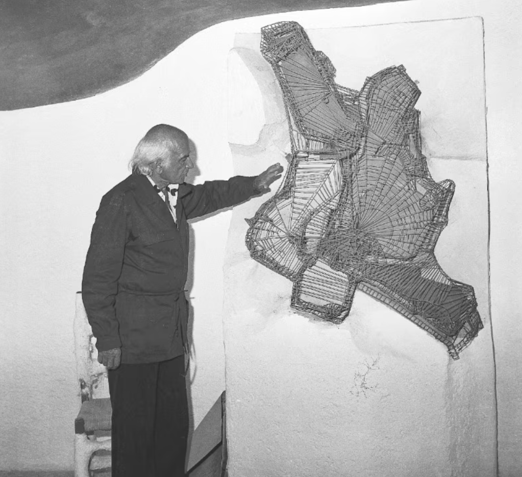 O arquiteto-cenógrafo Jacques Couëlle apresentando seu projeto para a área do Consorzio Costa Smeralda