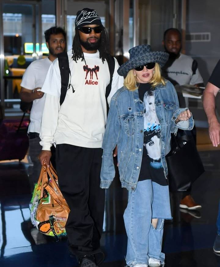 Madonna veste camiseta Balenciaga x Britney Spears e look all jeans, em referência à princesa do pop
