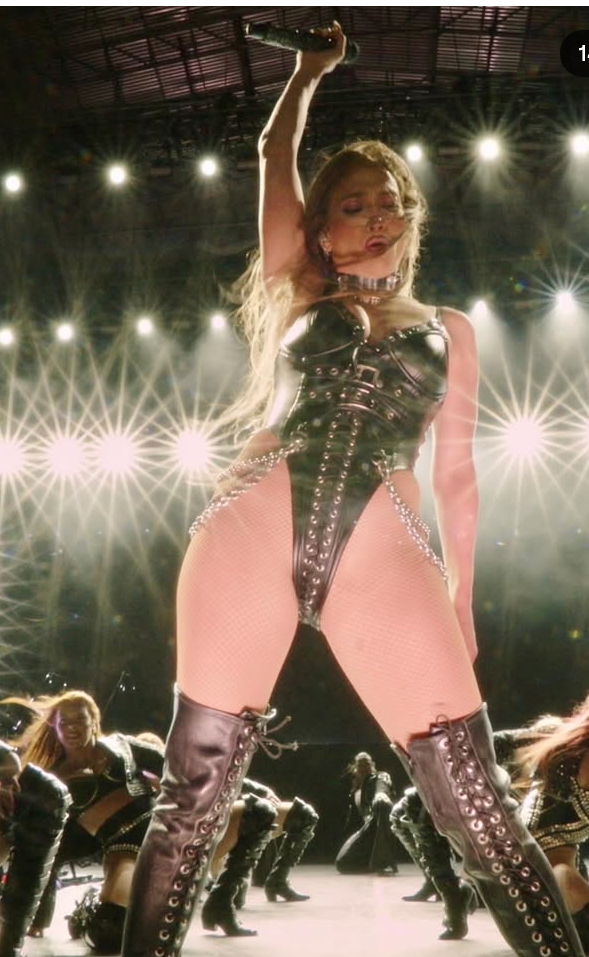 A bordo de um body fetichista, JLo elevou a temperatura