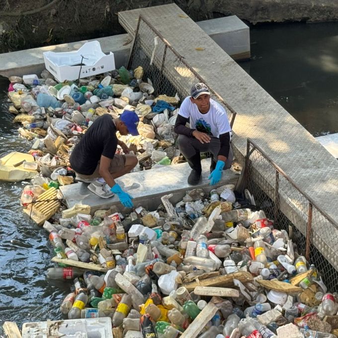 Ecobarreiras em igarapés de Manaus evitam que 900 toneladas de lixo cheguem ao Rio Negro