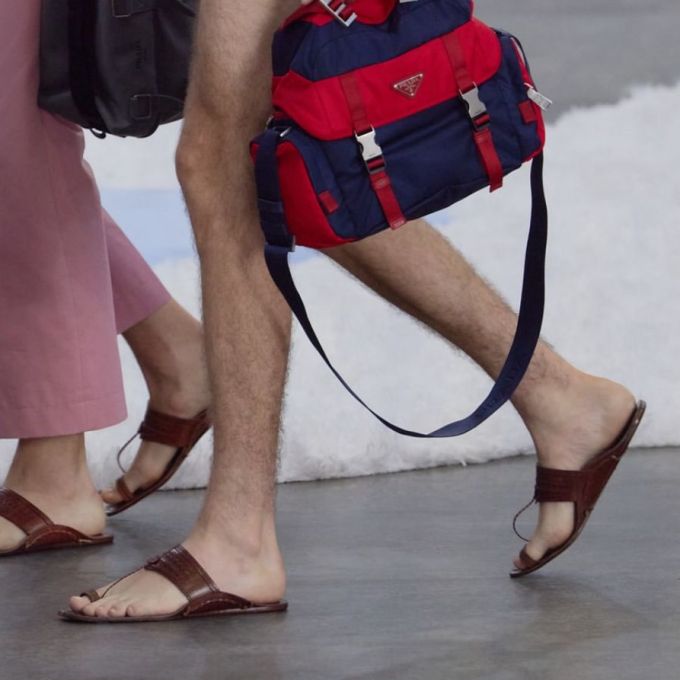 Prada responde após protestos na Semana de Moda de Milão: sandálias