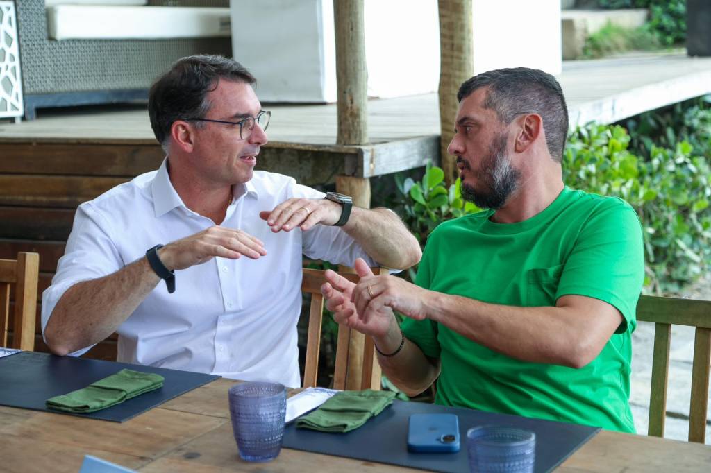 Bacellar marca território e almoça com Flávio Bolsonaro, em Búzios