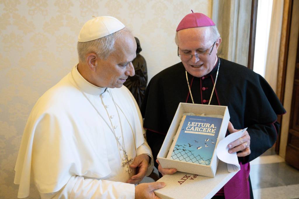 O pedido de presos brasileiros entregue em mãos ao papa Leão XIV
