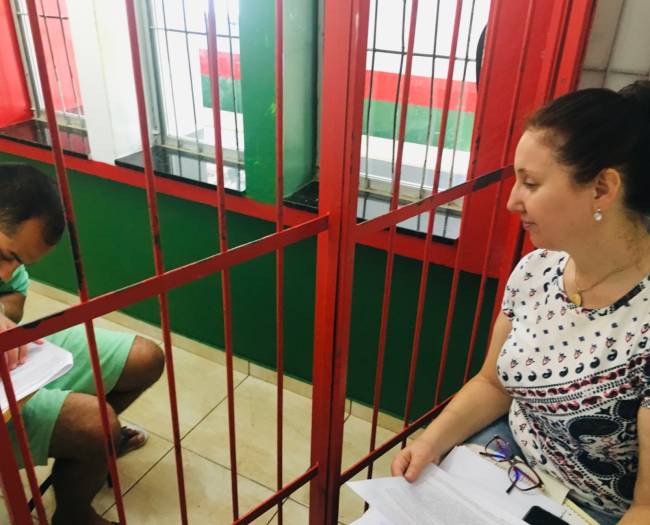 WhatsApp Image 2025-07-07 at 12.11.10 A professora de português Rossaly Beatriz durante entrevista com detento no Presídio de Xanxerê: trabalho de doutorado deu origem ao livro