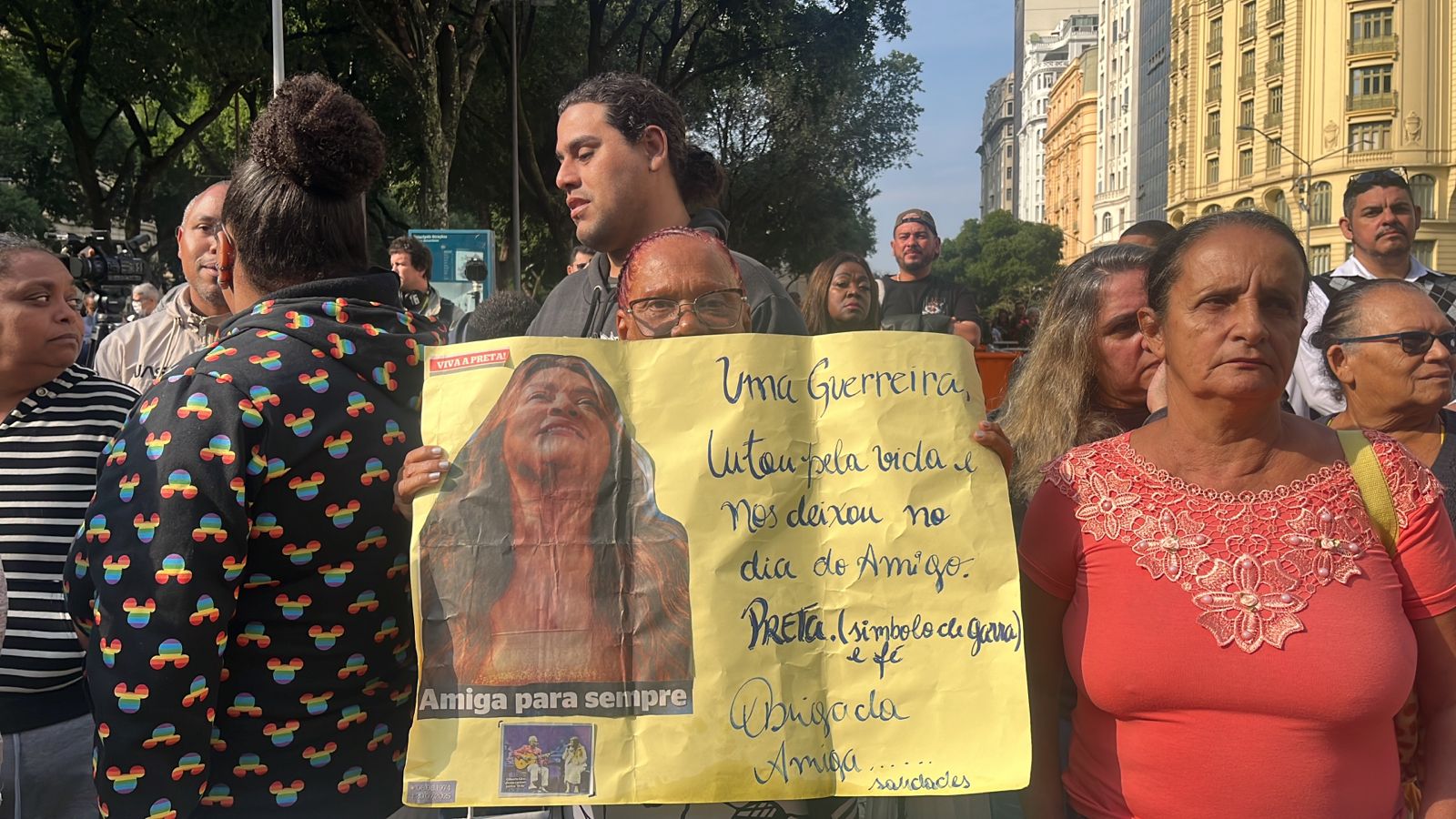 O que dizem as placas feitas por fãs em homenagem a Preta Gil