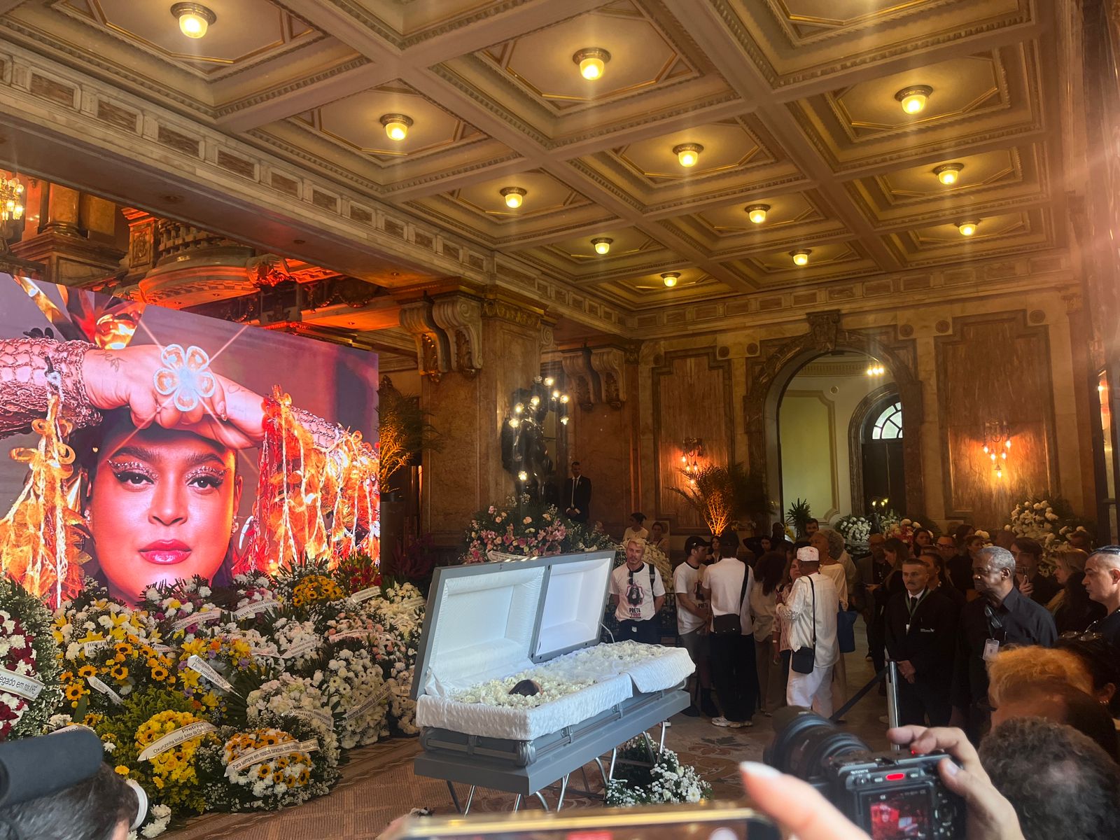 Velório de Preta Gil: a emoção de famosos e fãs no Theatro Municipal