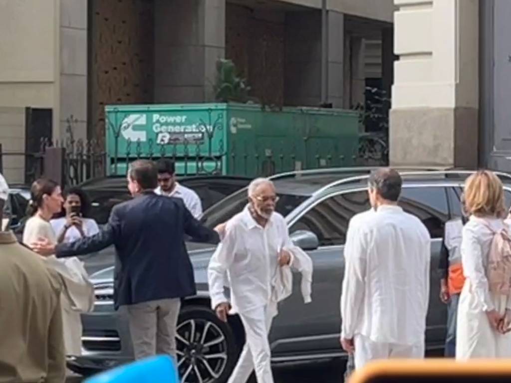 A chegada de Gilberto Gil em velório de Preta, após retirada de público