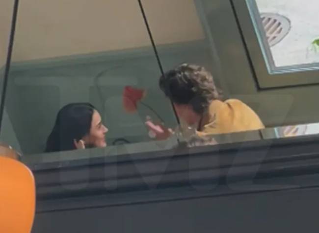 Katy Perry e Justin Trudeau em restaurante no Canadá