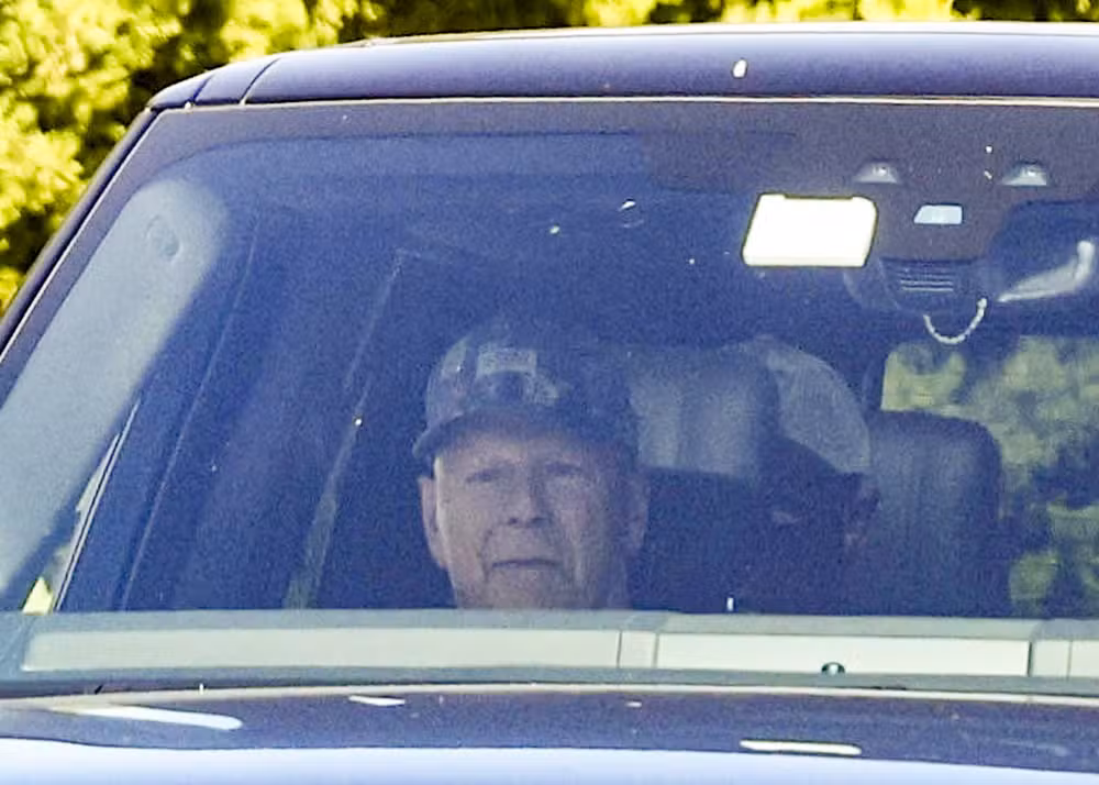 Bruce Willis em passeio de carro por Los Angeles