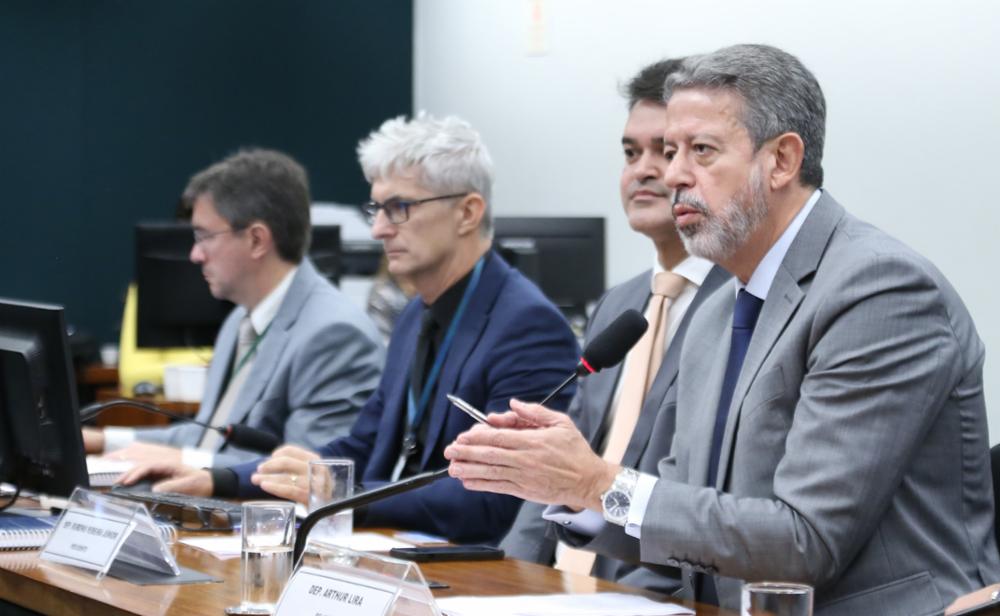 Projeto do IR destina ‘sobra’ de taxação dos ricos para reduzir imposto sobre produtos