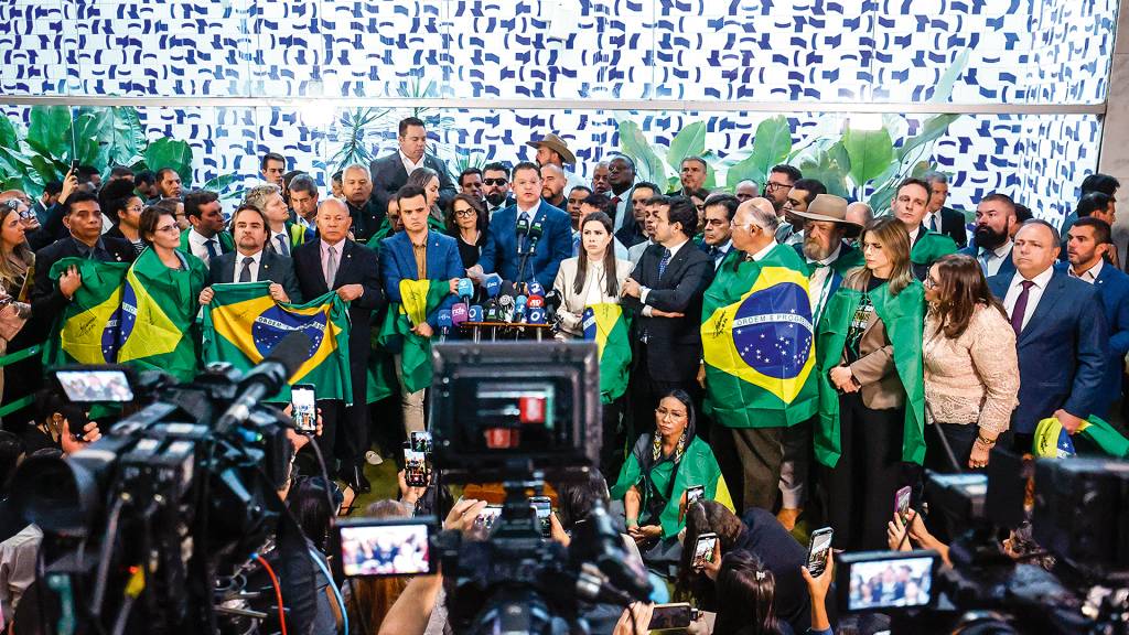 Sob risco de ser preso, Bolsonaro mobiliza a base com estratégia de vitimização