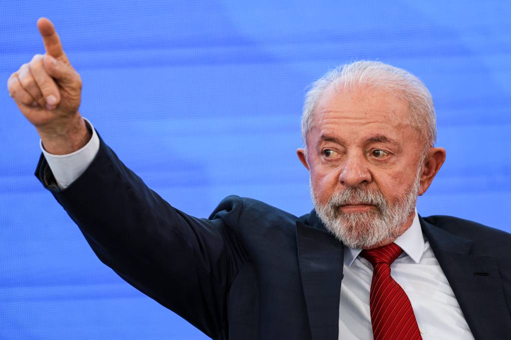 Lula diz que não vai se ‘humilhar’ em ligação para Trump sobre tarifaço