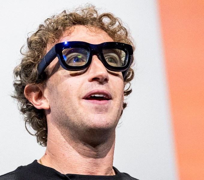 O que está por trás da presença de Zuckerberg no desfile da Prada