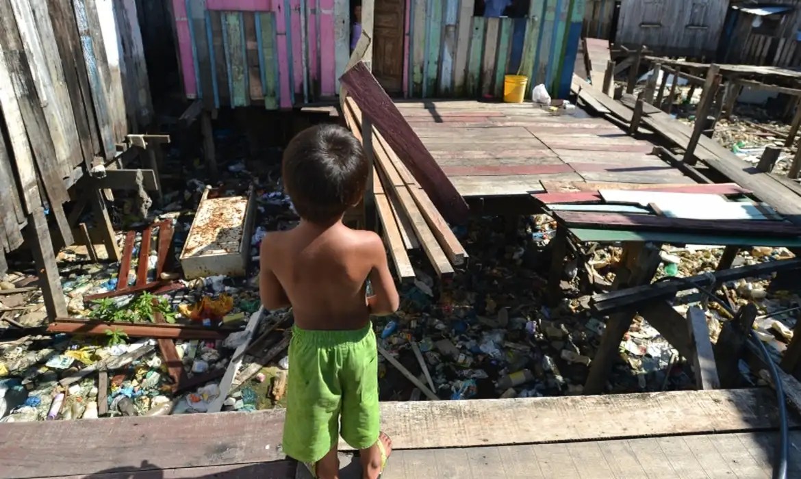 Apenas 1,8% das crianças pobres atingem a renda dos mais ricos no Brasil