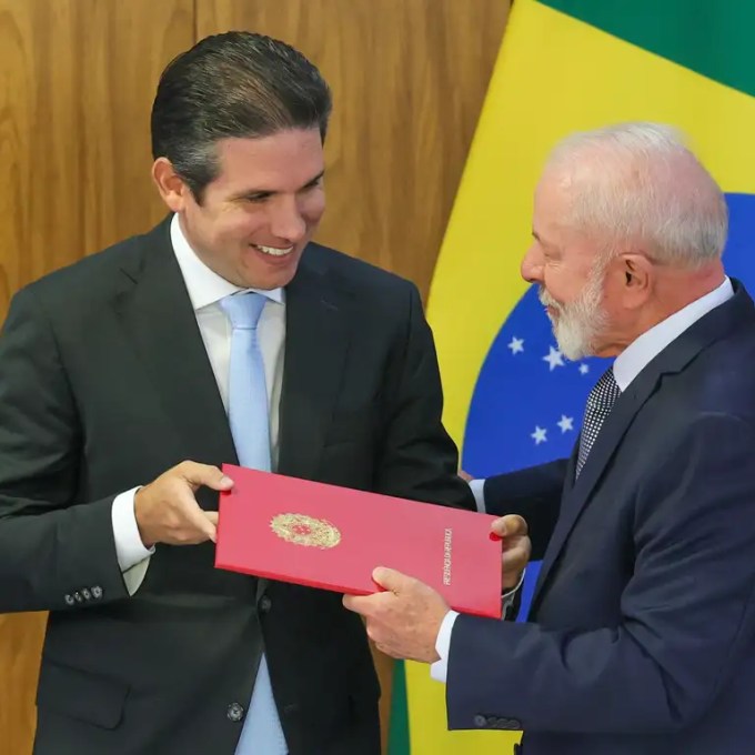 Lula inicia articulação para restabelecer diálogo com Hugo Motta