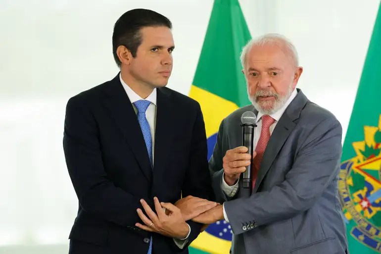 Alinhado com Lula, Motta contraria oposição e votará projeto que equipara misoginia ao racismo