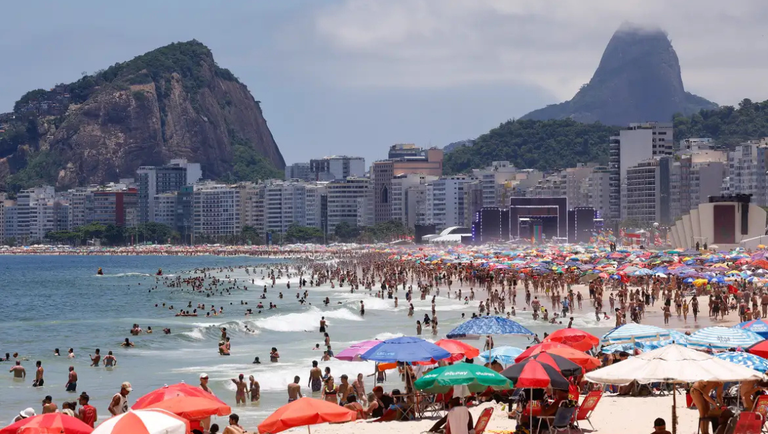 Tarde de sol e calor, em praia no Rio de Janeiro (RJ)