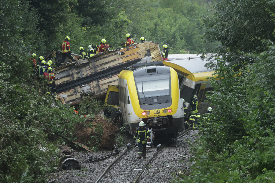 Descarrilhamento de trem deixa três mortos e dezenas de feridos na Alemanha