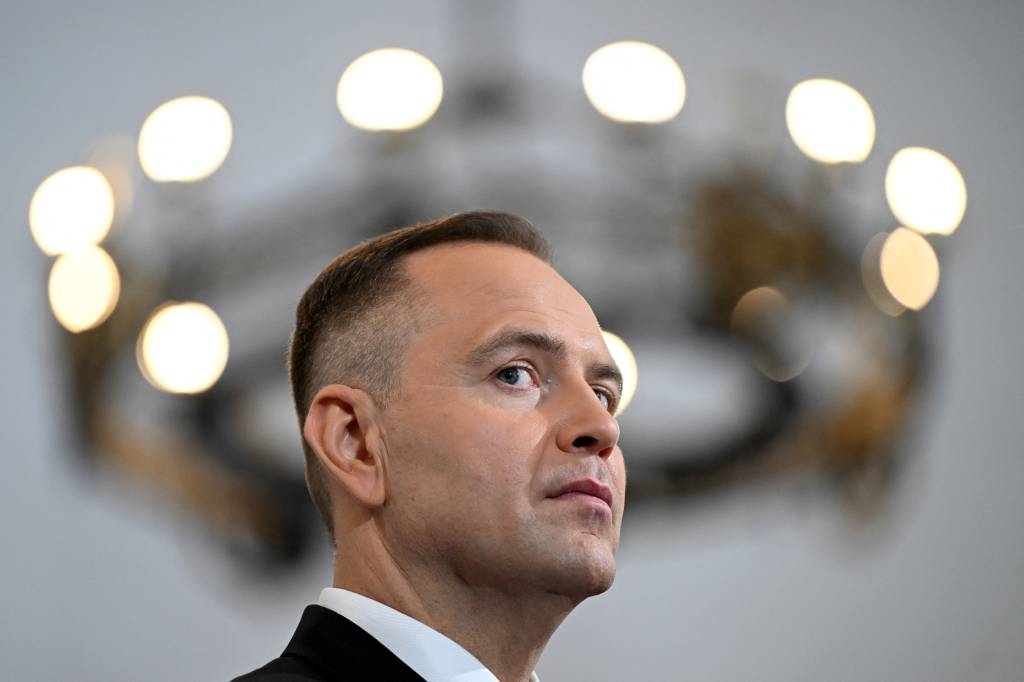 Aliado de Trump, presidente da Polônia toma posse e acirra disputa com premiê