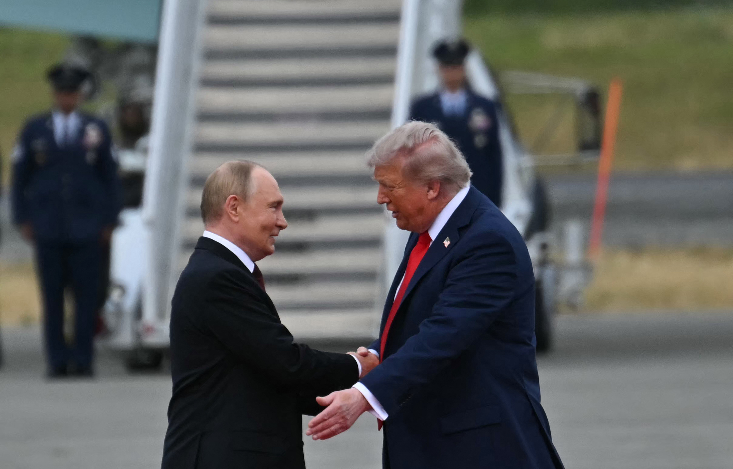 Trump suspende sanções contra a Rússia em meio a críticas à Ucrânia