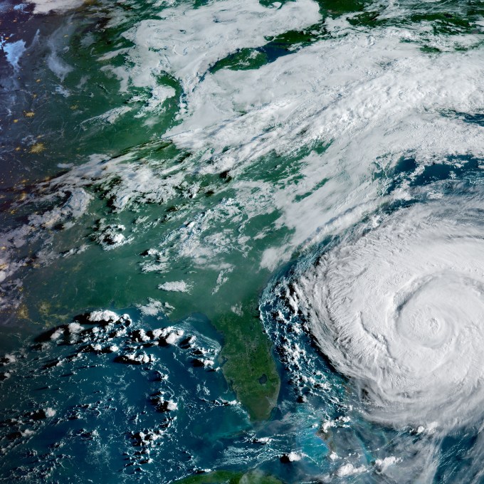 Furacão Erin ameaça costa leste dos EUA com ondas de até 6 metros e risco de vida
