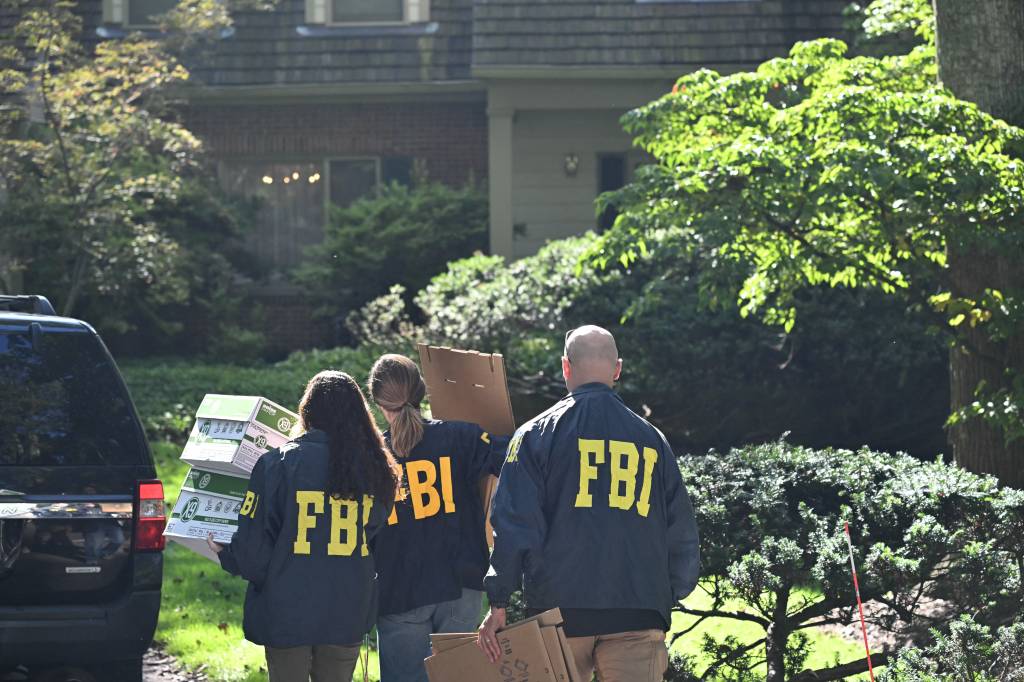 FBI conduz buscas em casa de desafeto de Trump: ‘Ninguém está acima da lei’
