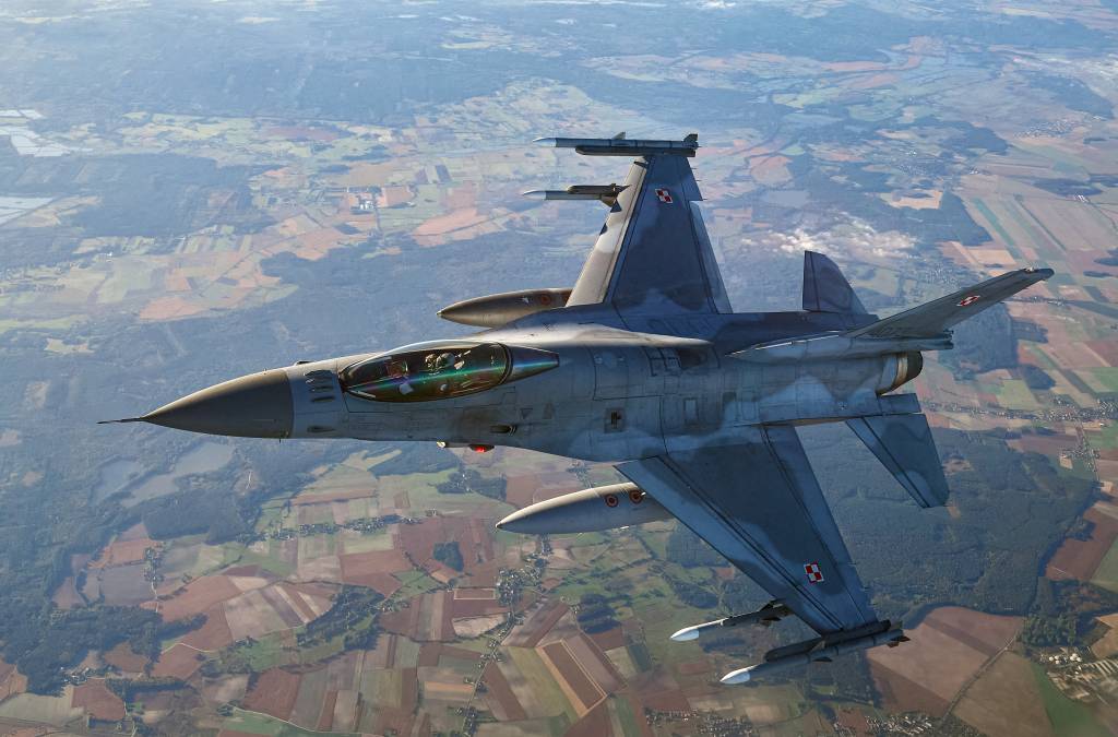 VÍDEO: Piloto morre em queda de caça F-16 na Polônia