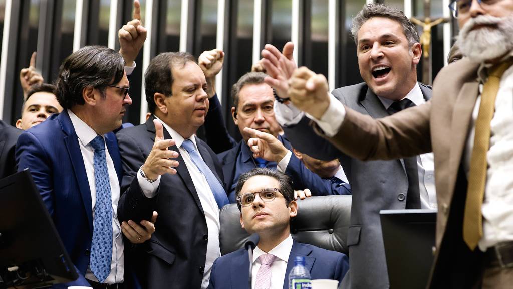 Após ‘recuo tático’, oposição se movimenta para seguir com cerco no Congresso
