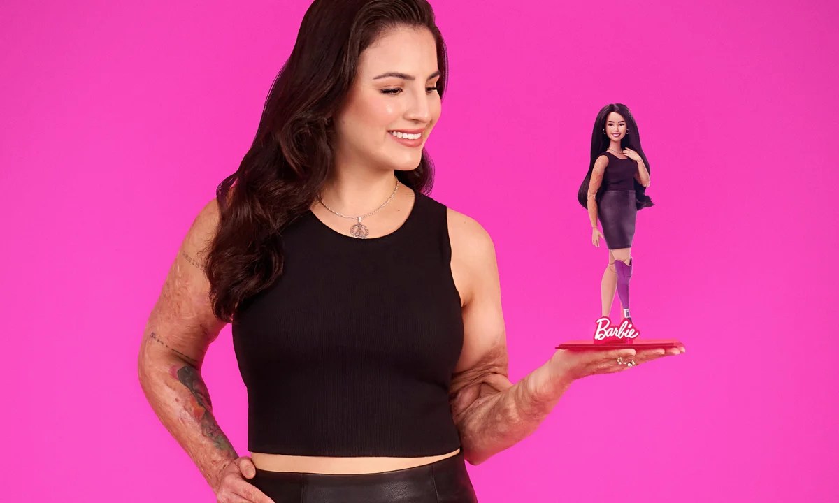 Kelen Ferreira com sua Barbie: sonhos realizados