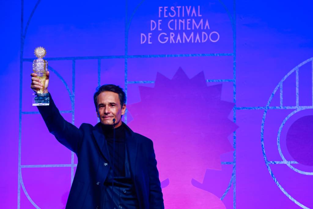 Rodrigo Santoro se emociona com homenagem no Festival de Gramado