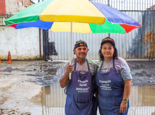 Esmeraldo Emílio, 44, e a mulher, Eunice, 51: casal hoje tem orgulho de trabalhar na transformação de resíduos Esmeraldo Emílio, 44, e a mulher, Eunice, 51: casal hoje tem orgulho de trabalhar na transformação de resíduos
