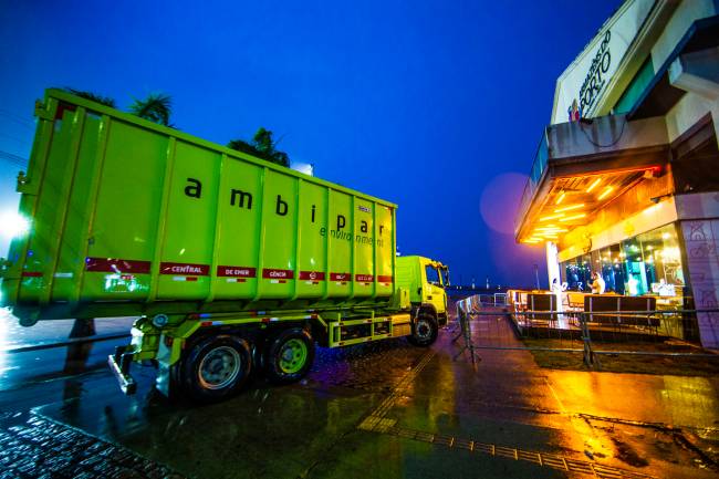 Chegada de caminhões com resíduos: integração entre cooperativas, poder público e empresas garante fluxo contínuo de materiais recicláveis e eficiência operacional Chegada de caminhões com resíduos: integração entre cooperativas, poder público e empresas garante fluxo contínuo de materiais recicláveis e eficiência operacional.