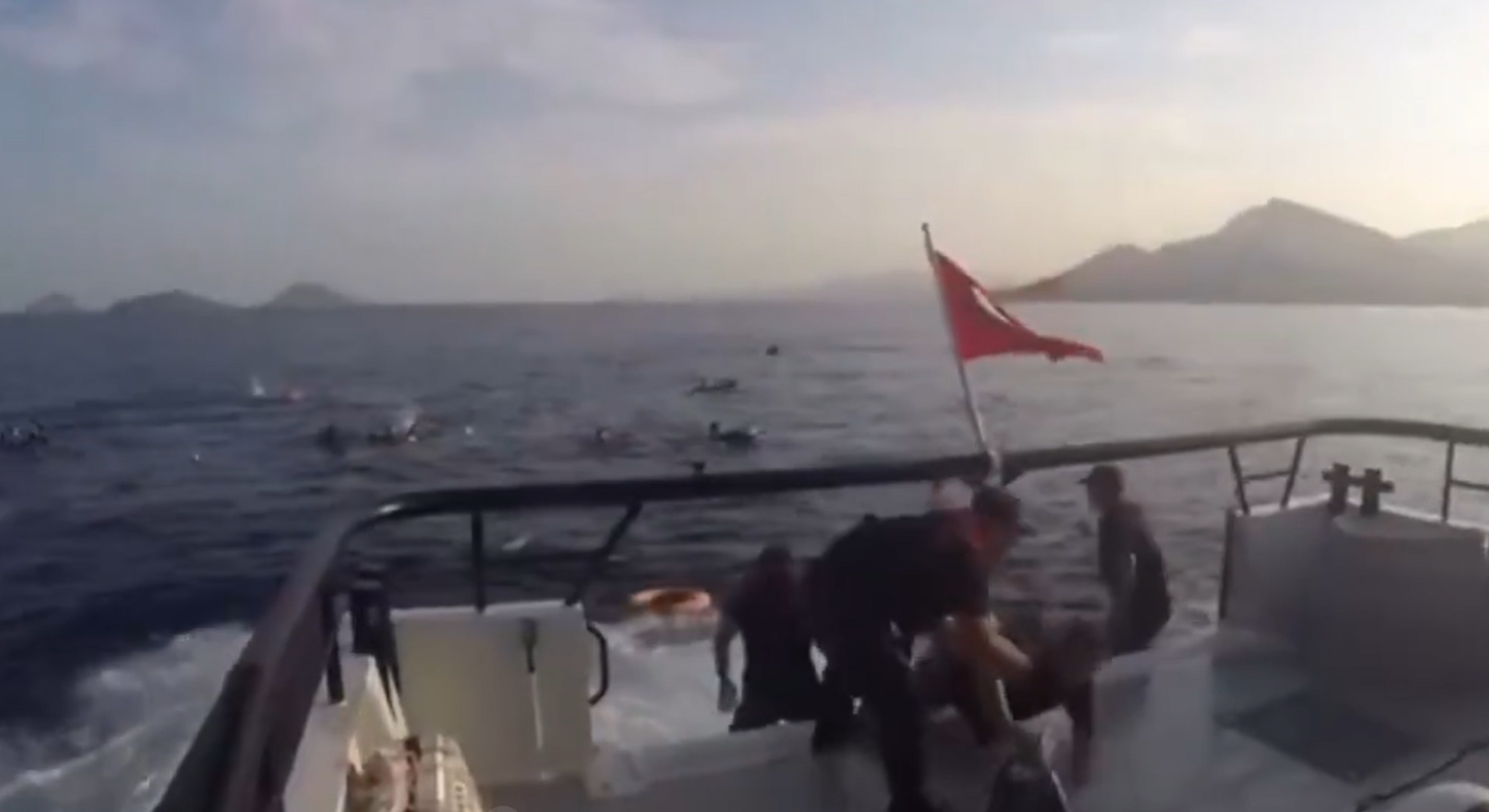 Vídeo: barco com 154 imigrantes naufraga no Iêmen; resgate acha apenas 12 sobreviventes