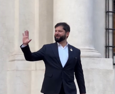 Presidente do Chile leva ‘susto’ ao posar com filha em comemoração