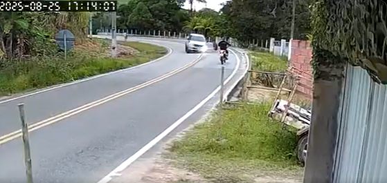 VÍDEO: Motociclista escapa de ser atingido por pneu que se soltou de carro
