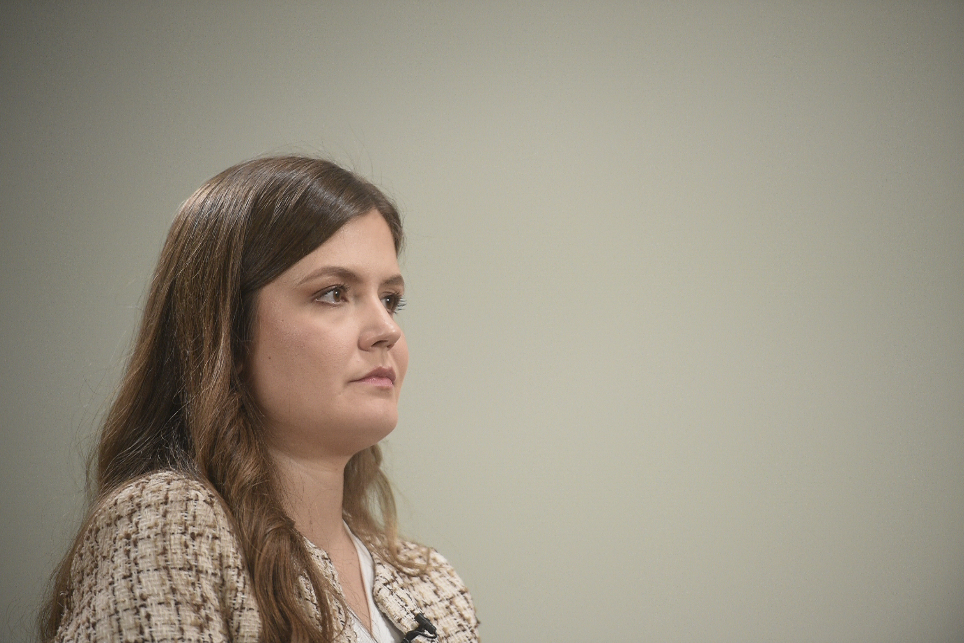 A jornalista Laisa Dallangol durante entrevista com o presidente do PT, Edinho Silva, no programa "Amarelas On Air", de Veja.