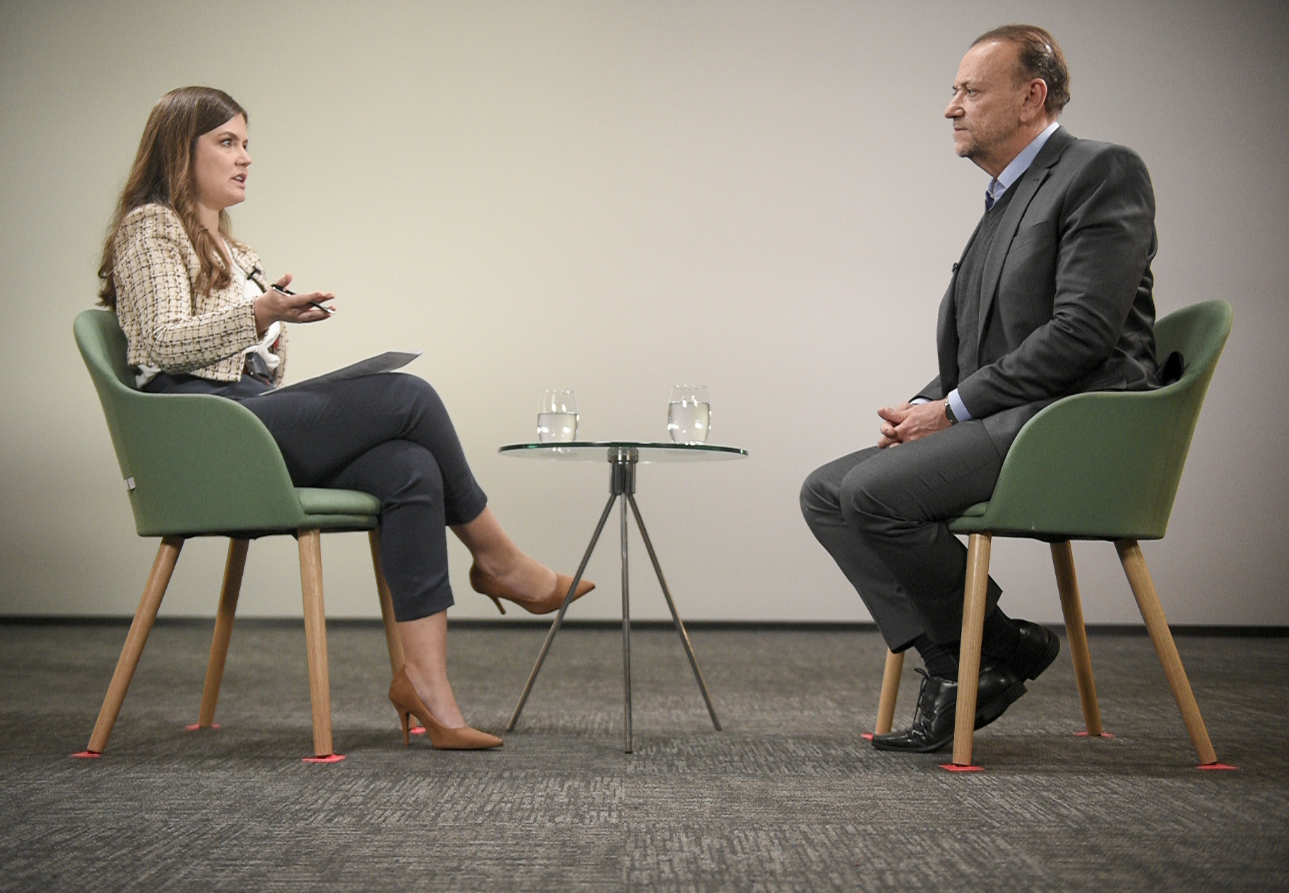 A jornalista Laisa Dall'Angol e o presidente do PT, Edinho Silva, no programa "Amarelas On Air", de Veja.
