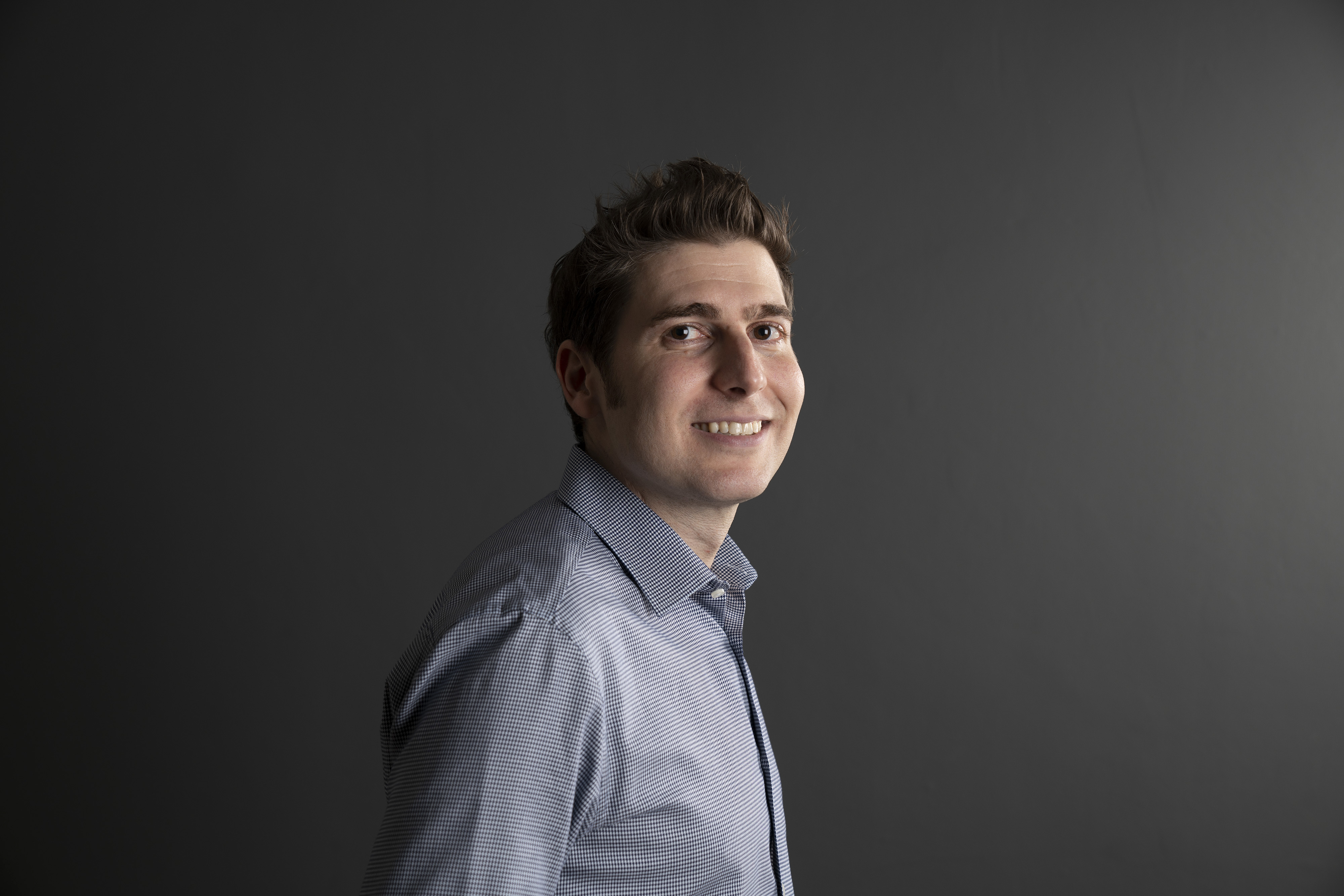 Quem é Eduardo Saverin, líder da lista de bilionários brasileiros em 2025