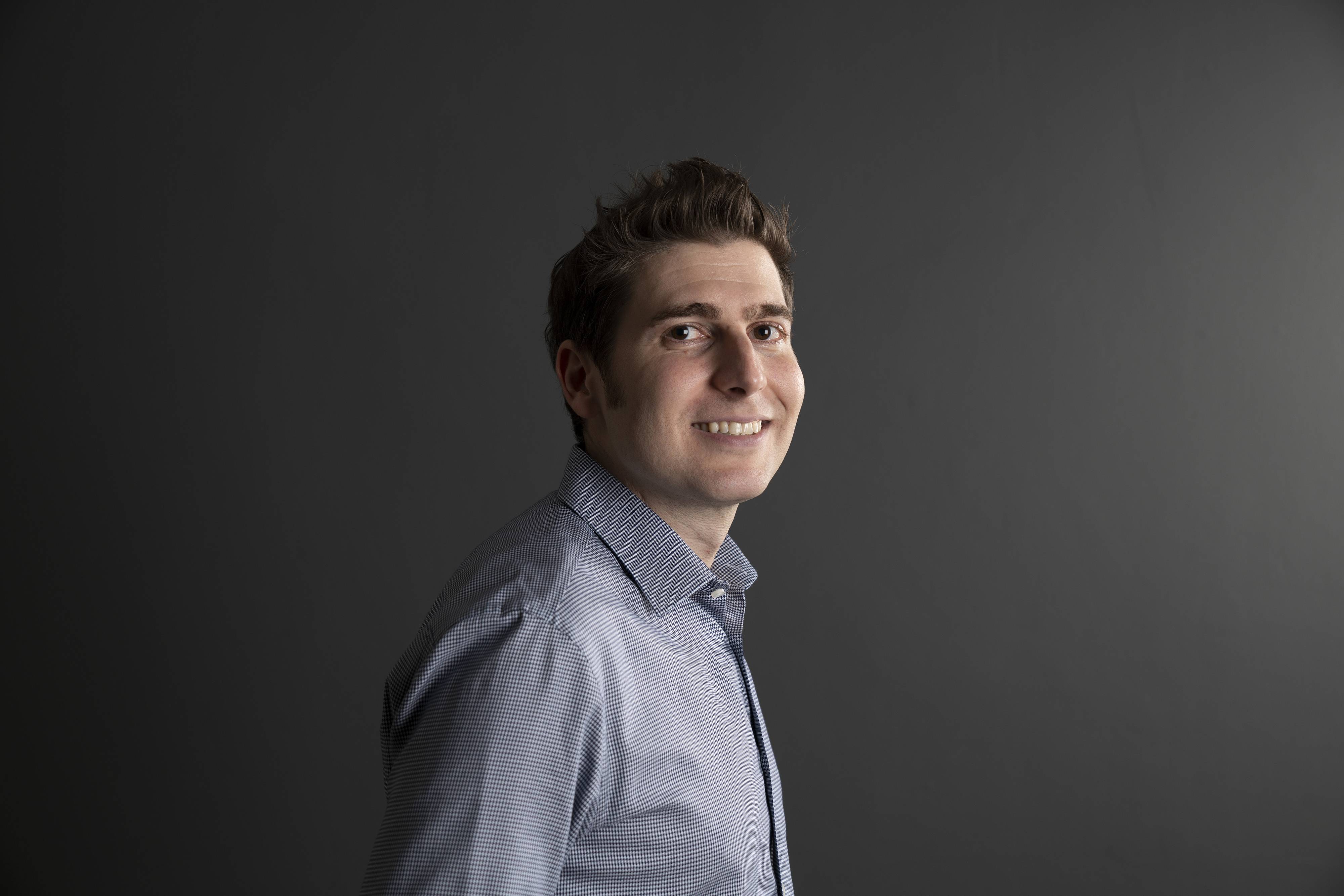 Quem é Eduardo Saverin, líder da lista de bilionários brasileiros em 2025