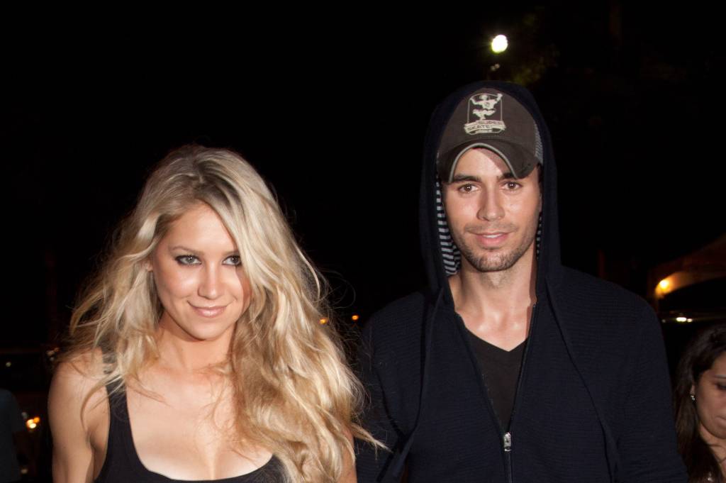 Anna Kournikova e Enrique Iglesias esperam o quarto filho