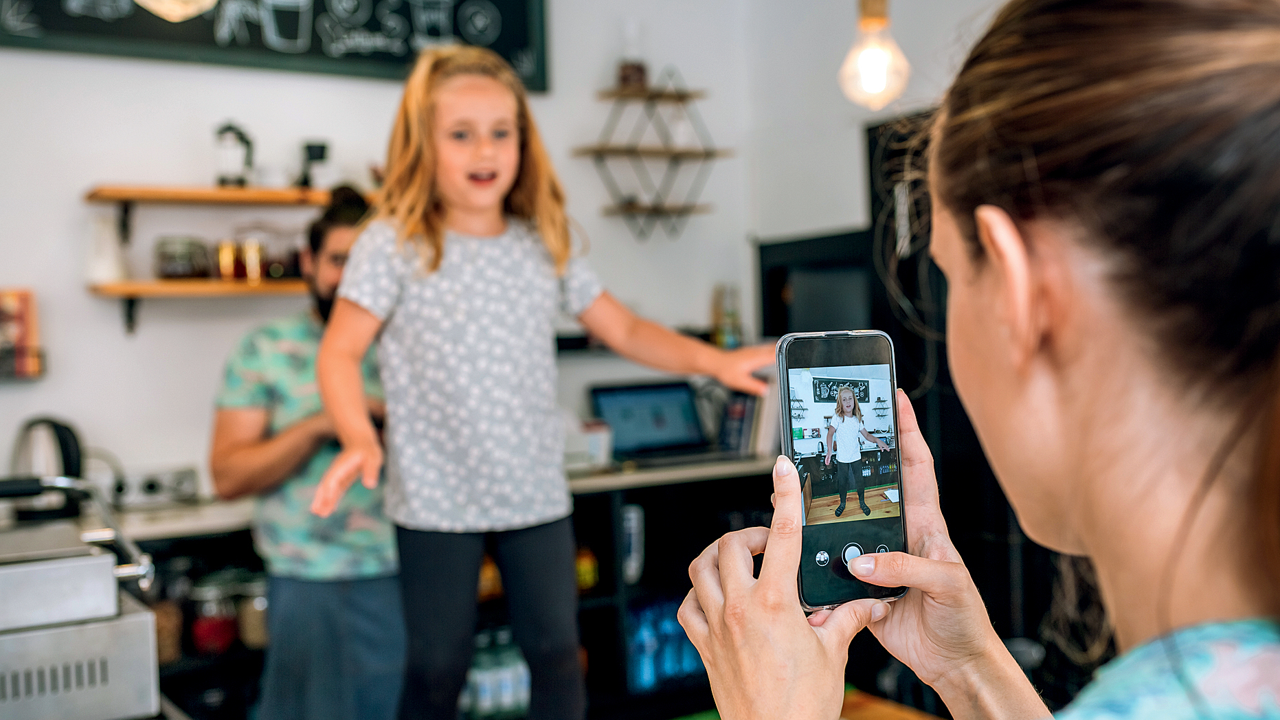 CUIDADO -&ensp;&ldquo;Sharenting&rdquo;: pr&aacute;tica de expor os filhos na web vira motivo de alerta