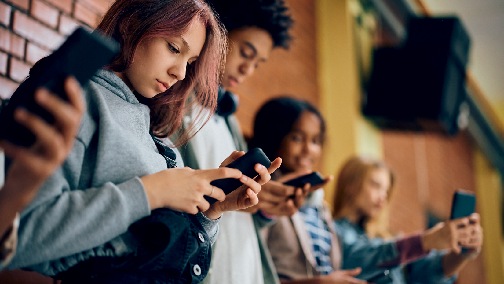 TELA -&ensp;Jovens nos celulares: Austr&aacute;lia vetou redes sociais a menores de 16 anos